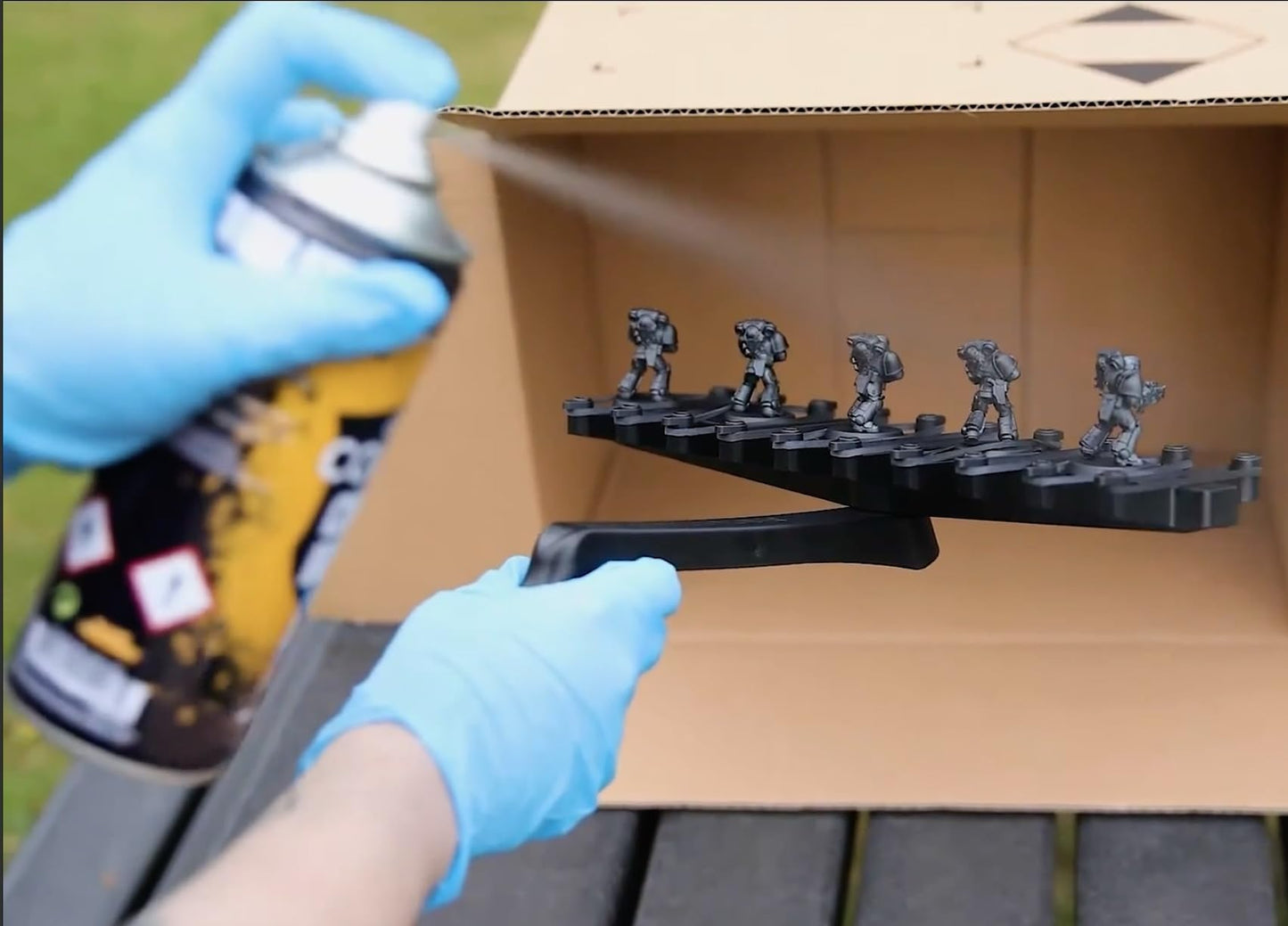 Games Workshop Citadel Bombe sous-couche - Aérosol Chaos Black